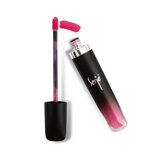 رژ لب مایع مخملی مات سرژه کد 106 (Magenta Pink) صورتی بنفش چشمگیر و پرانرژی؛ رنگی جسورکه جلوه‌ای سرزنده و مدرن به آرایش می‌بخشد. رنگ غنی و زنده آن، لب‌ها را برجسته‌تر و جذاب‌تر نشان می‌دهد. بافت سبک و نرم این رژ لب، بدون ایجاد حس خشکی، به‌راحتی روی لب پخش شده و فینیشی مات و مخملی ایجاد می‌کند.